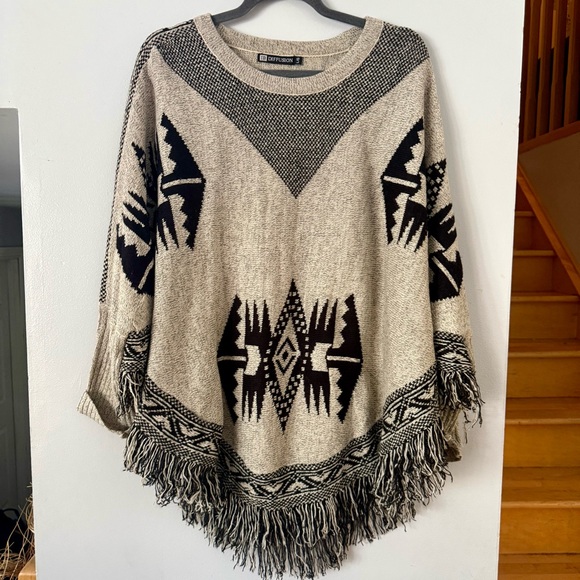 IB Diffusion Sweaters - EUC IB Diffusion Vintage 80’s-90’s Rare Beige and Black Tribal Design Poncho